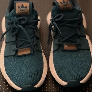 Adidas sneakers. Womens 7.5.